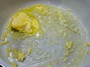 Knoblauch in Butter anschwitzen